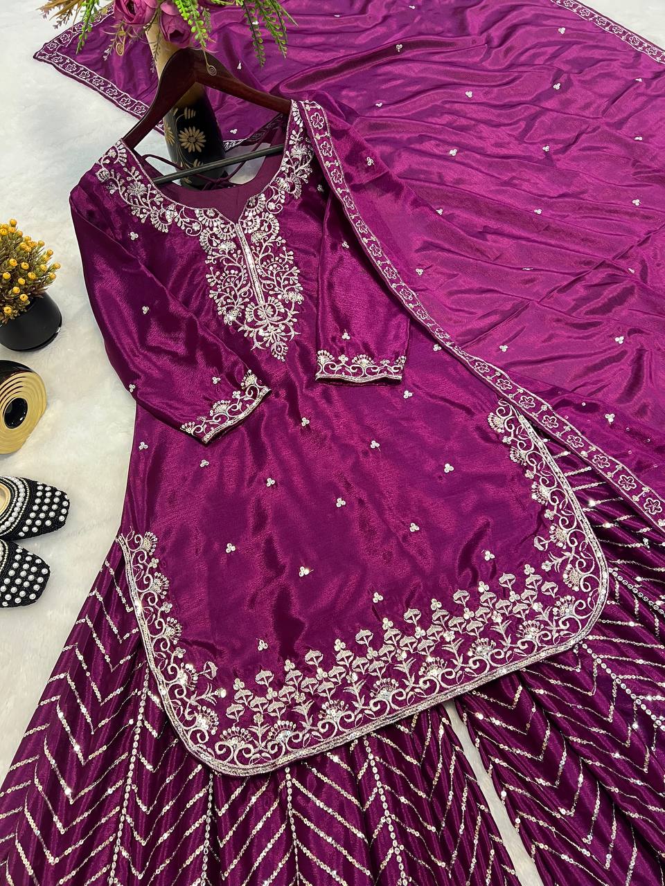 भारी कढ़ाई के काम के साथ पार्टी वियर टॉप बॉटम और दुपट्टा