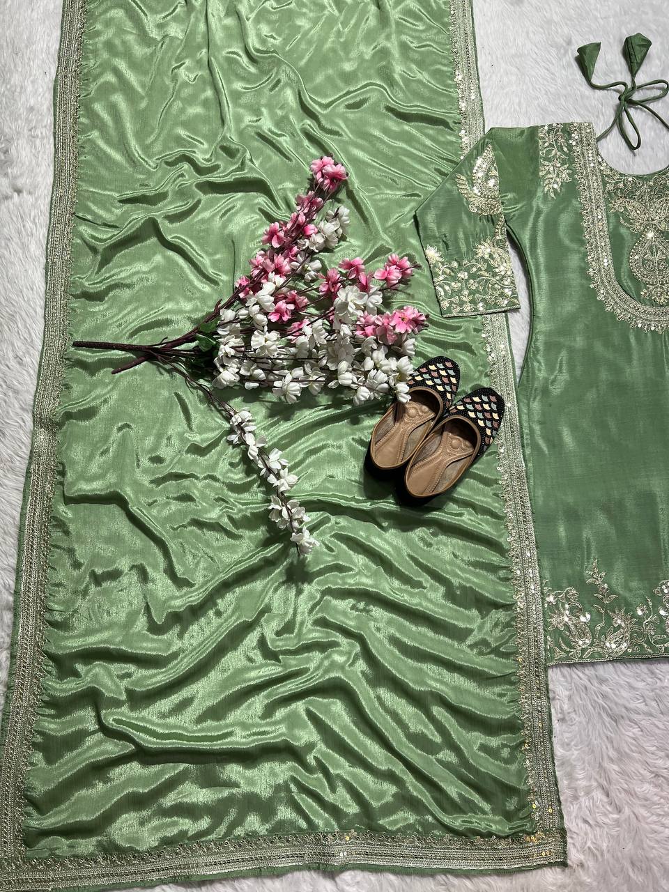 कढ़ाई कोडिंग अनुक्रम कार्य के साथ पार्टी वियर सुंदर सूट सेट