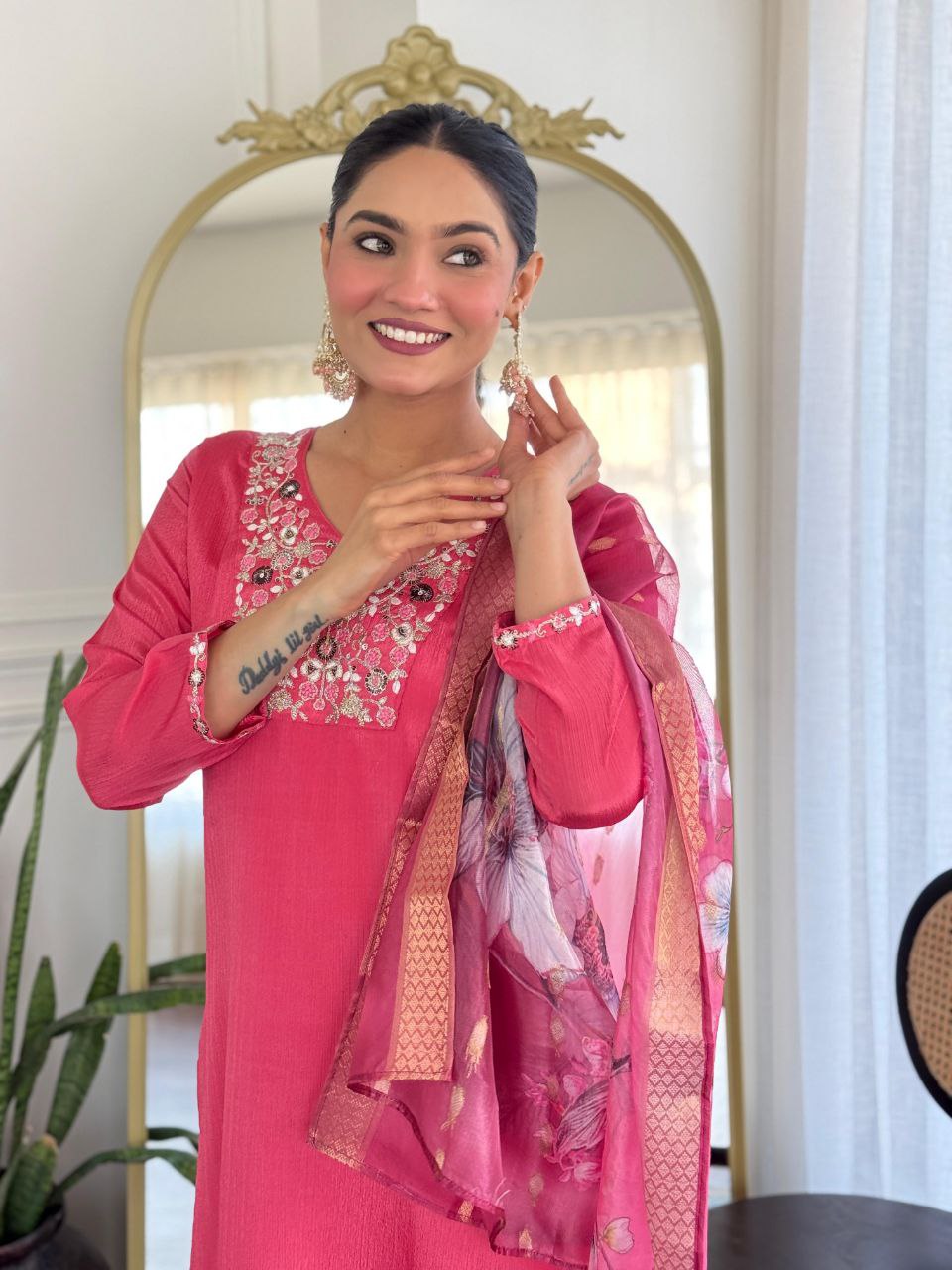 पार्टी वियर लुक: दुपट्टे के साथ टॉप और बॉटम में खूबसूरत दिखें