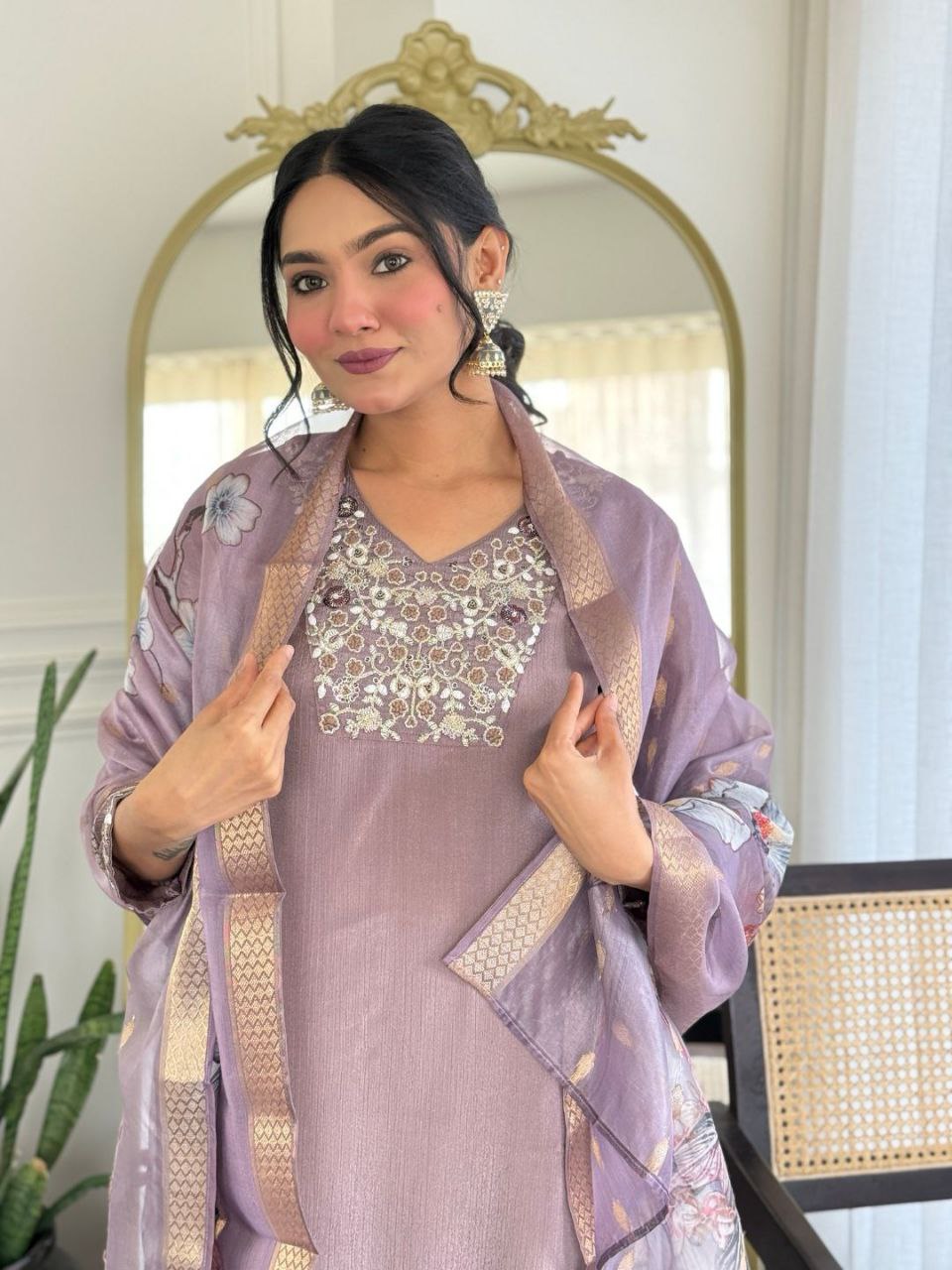 पार्टी वियर लुक: दुपट्टे के साथ टॉप और बॉटम में खूबसूरत दिखें