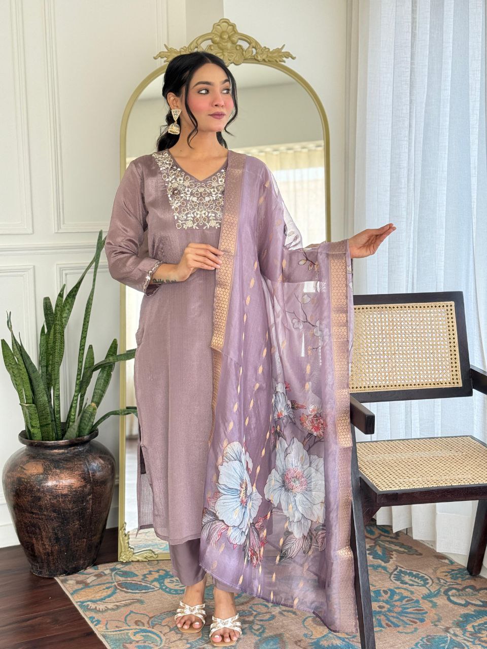 पार्टी वियर लुक: दुपट्टे के साथ टॉप और बॉटम में खूबसूरत दिखें