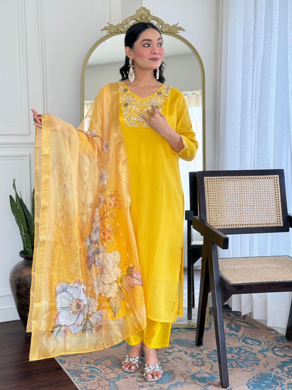 पार्टी वियर लुक: दुपट्टे के साथ टॉप और बॉटम में खूबसूरत दिखें