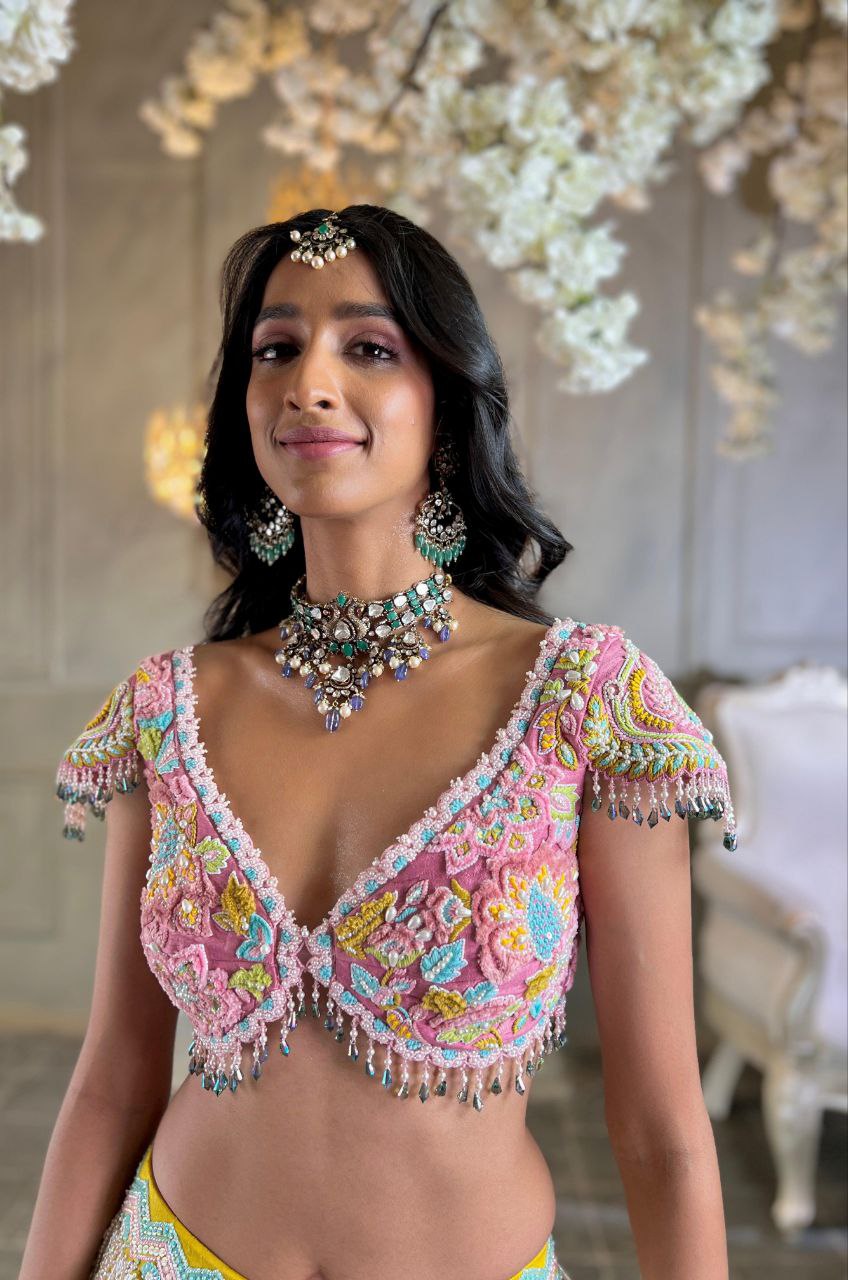 मल्टी थ्रेड एम्ब्रॉयडरी वर्क के साथ पार्टी वियर लहंगा चोली