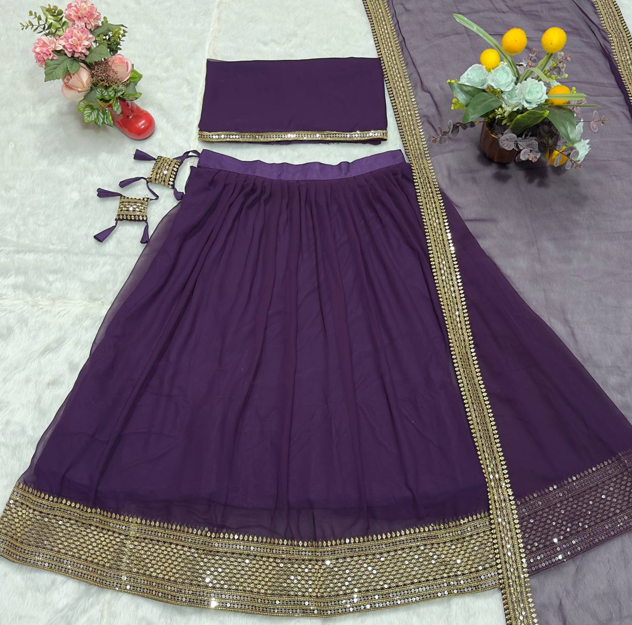 कढ़ाई वाले काम के साथ पार्टी वियर डिज़ाइनर लहंगा चोली