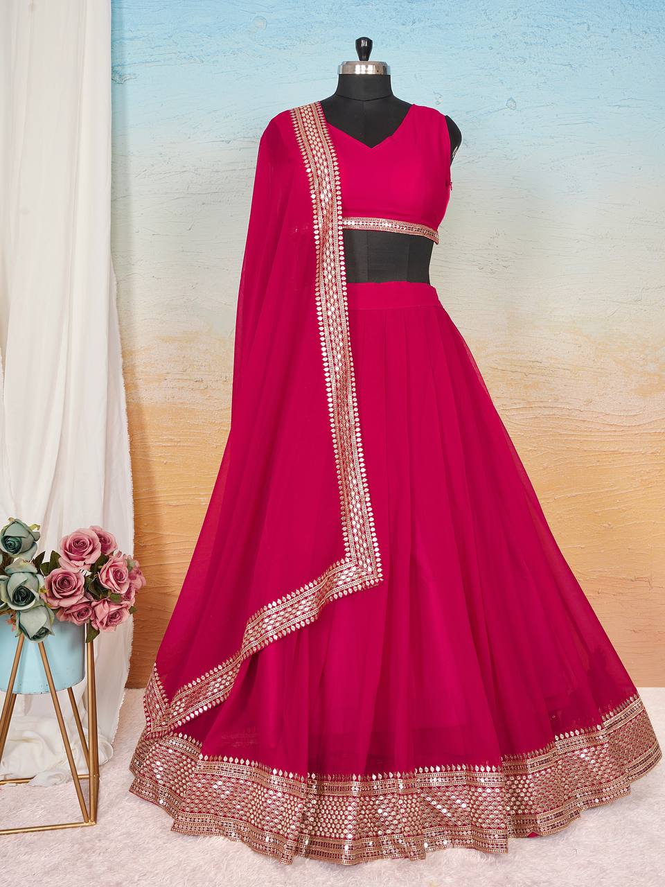 कढ़ाई वाले काम के साथ पार्टी वियर डिज़ाइनर लहंगा चोली