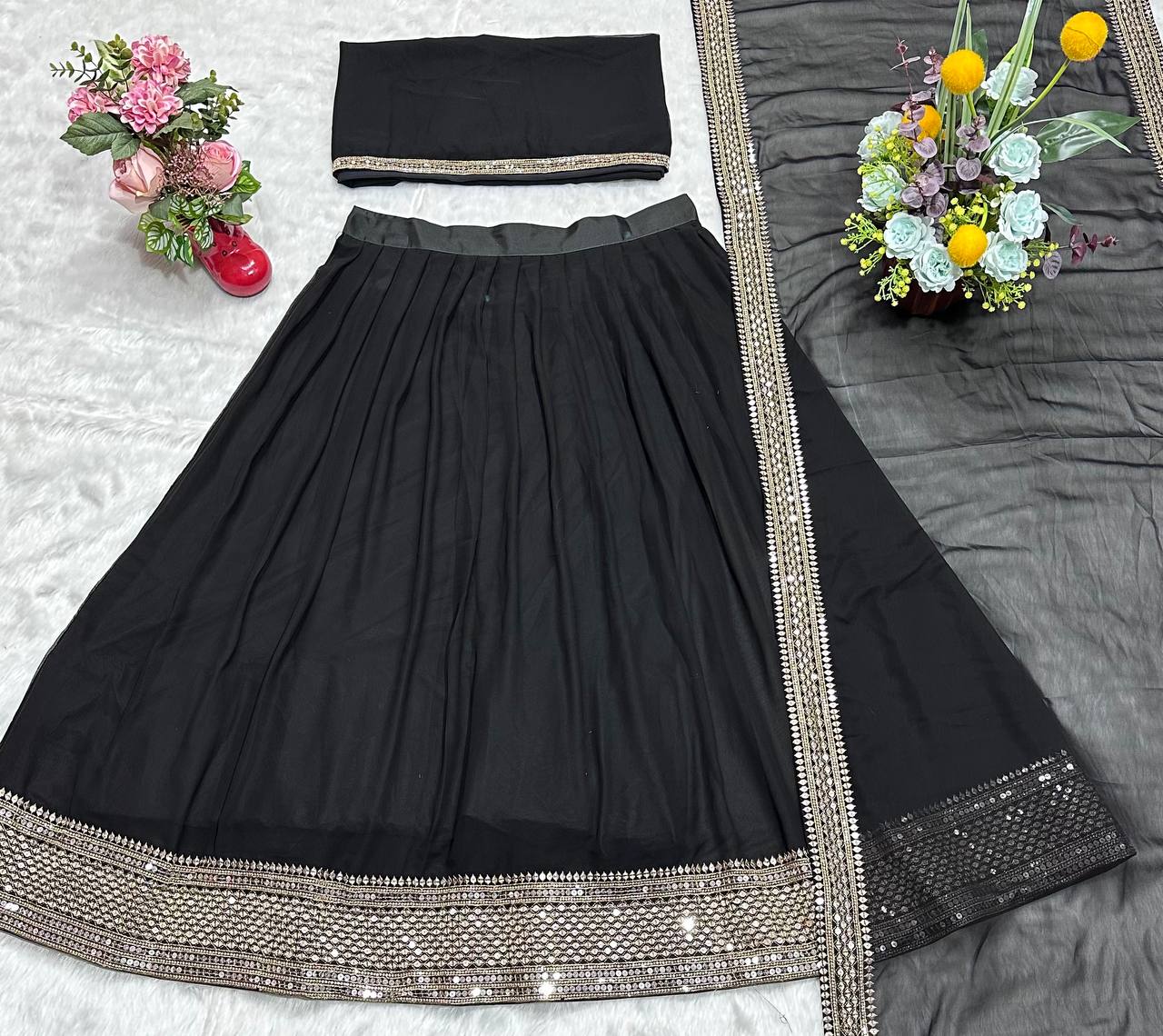 कढ़ाई वाले काम के साथ पार्टी वियर डिज़ाइनर लहंगा चोली