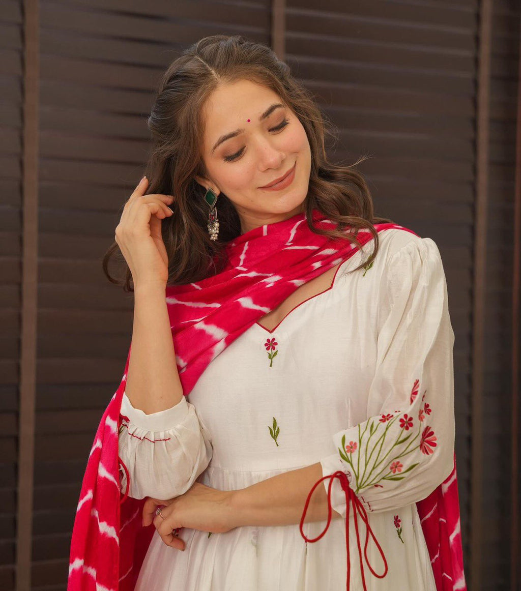 पार्टी वियर लुक अनारकली सूट - कढ़ाई के काम के साथ बॉटम और दुपट्टा