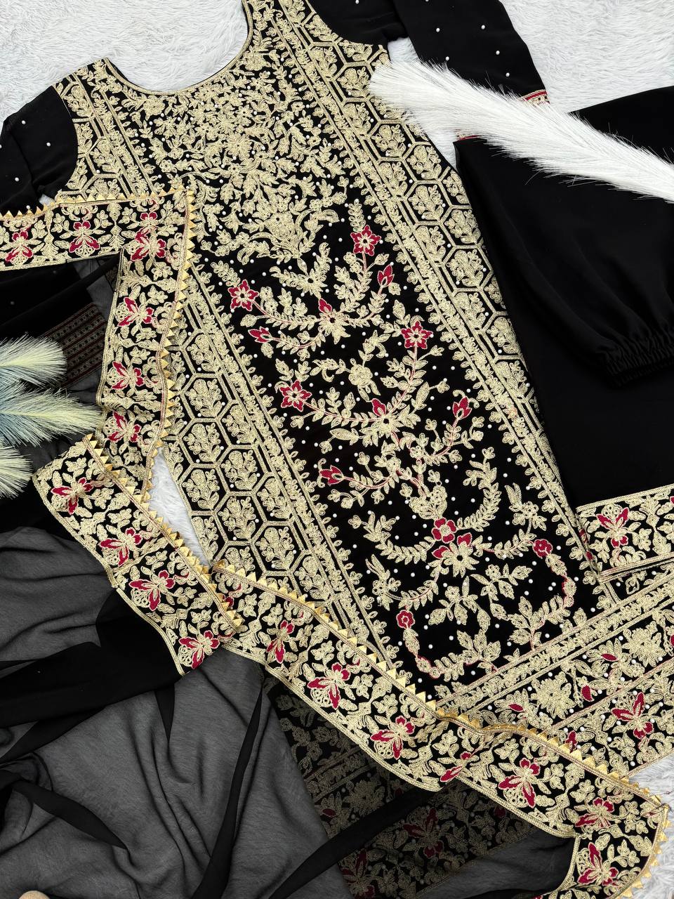 पार्टी वियर खूबसूरत टॉप-बॉटम और फैंसी दुपट्टा