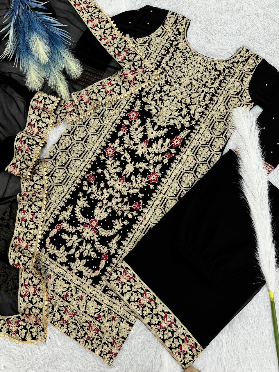 पार्टी वियर खूबसूरत टॉप-बॉटम और फैंसी दुपट्टा