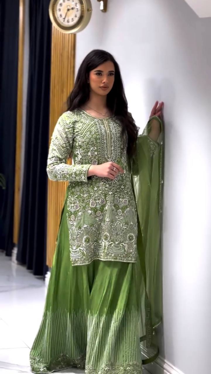 पार्टी वियर लुक टॉप-प्लाज़ो और दुपट्टा हैवी एम्ब्रॉयडरी वर्क के साथ