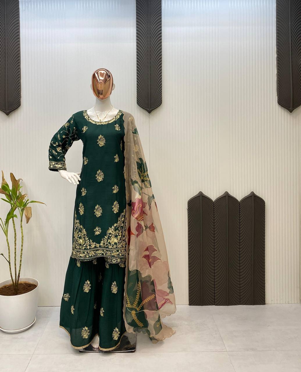 पार्टी वियर लुक डिज़ाइनर टॉप और बॉटम दुपट्टे के साथ