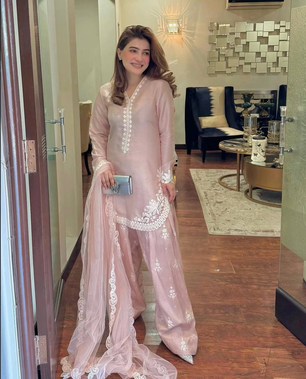 कढ़ाई अनुक्रम कार्य के साथ डिजाइनर टॉप-बॉटम और दुपट्टा