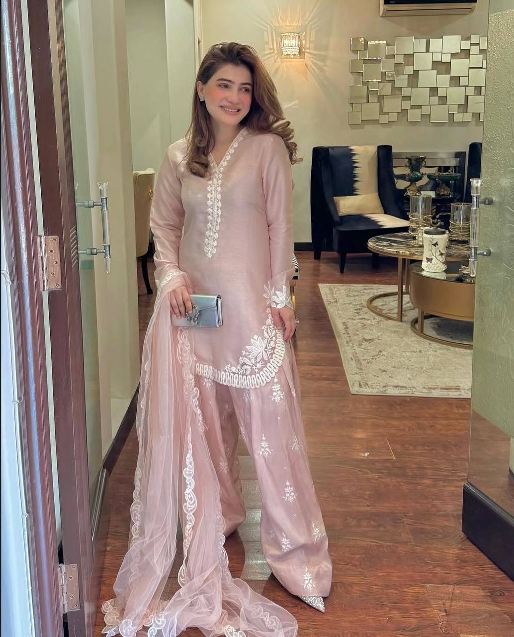 कढ़ाई अनुक्रम कार्य के साथ डिजाइनर टॉप-बॉटम और दुपट्टा