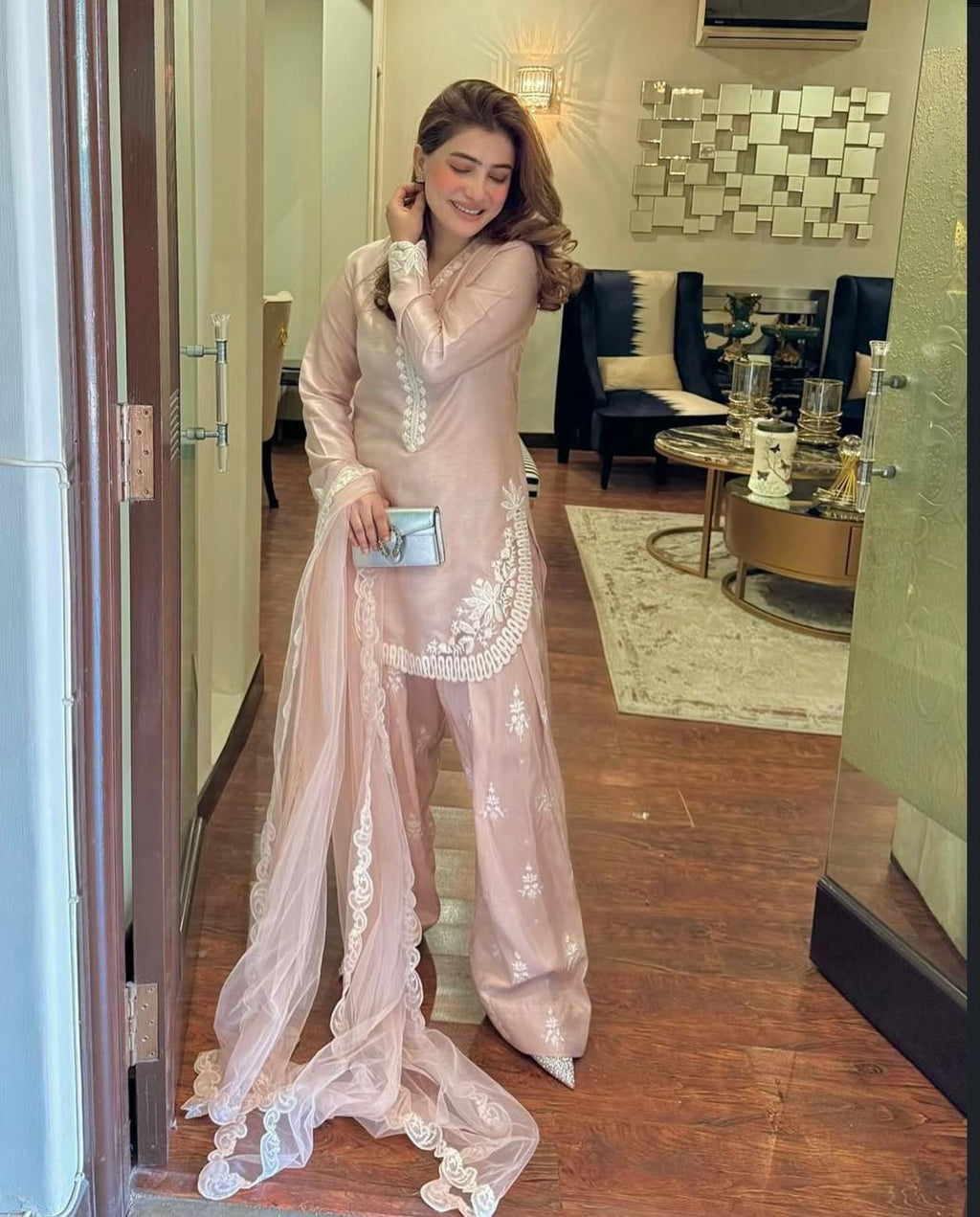 कढ़ाई अनुक्रम कार्य के साथ डिजाइनर टॉप-बॉटम और दुपट्टा