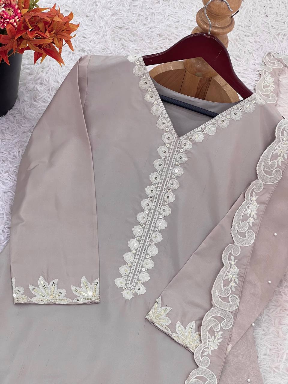 कढ़ाई अनुक्रम कार्य के साथ डिजाइनर टॉप-बॉटम और दुपट्टा