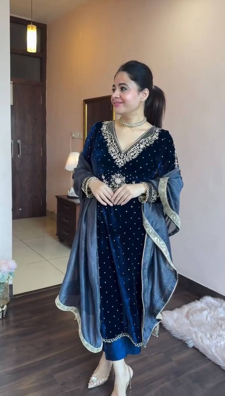 धागे और कीलक मोती के साथ फीता बॉर्डर वाला डिज़ाइनर सूट सेट