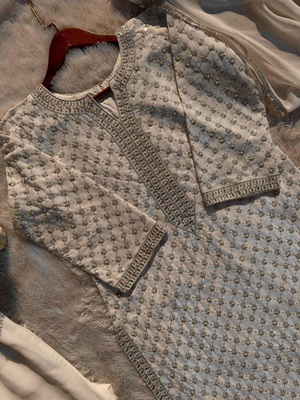 पार्टी वियर डिज़ाइनर टॉप और बॉटम दुपट्टे के साथ