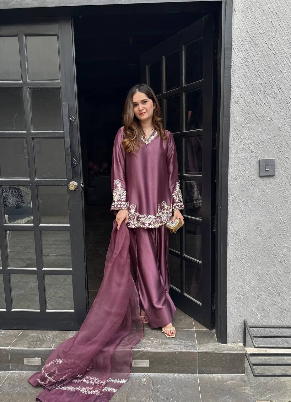 कढ़ाई अनुक्रम कार्य के साथ डिजाइनर टॉप-बॉटम और दुपट्टा