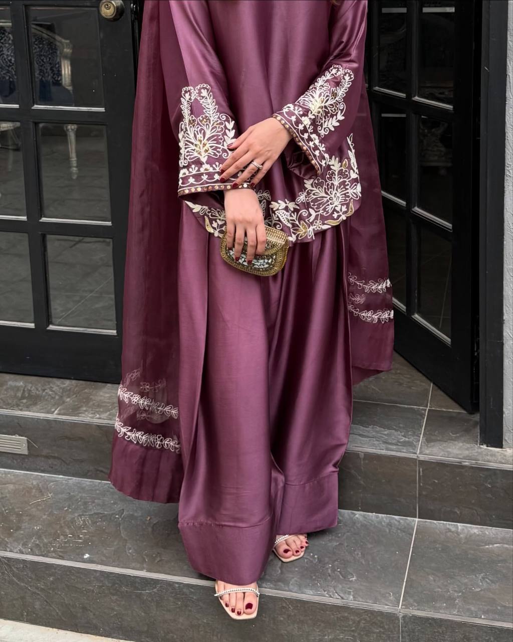 कढ़ाई अनुक्रम कार्य के साथ डिजाइनर टॉप-बॉटम और दुपट्टा