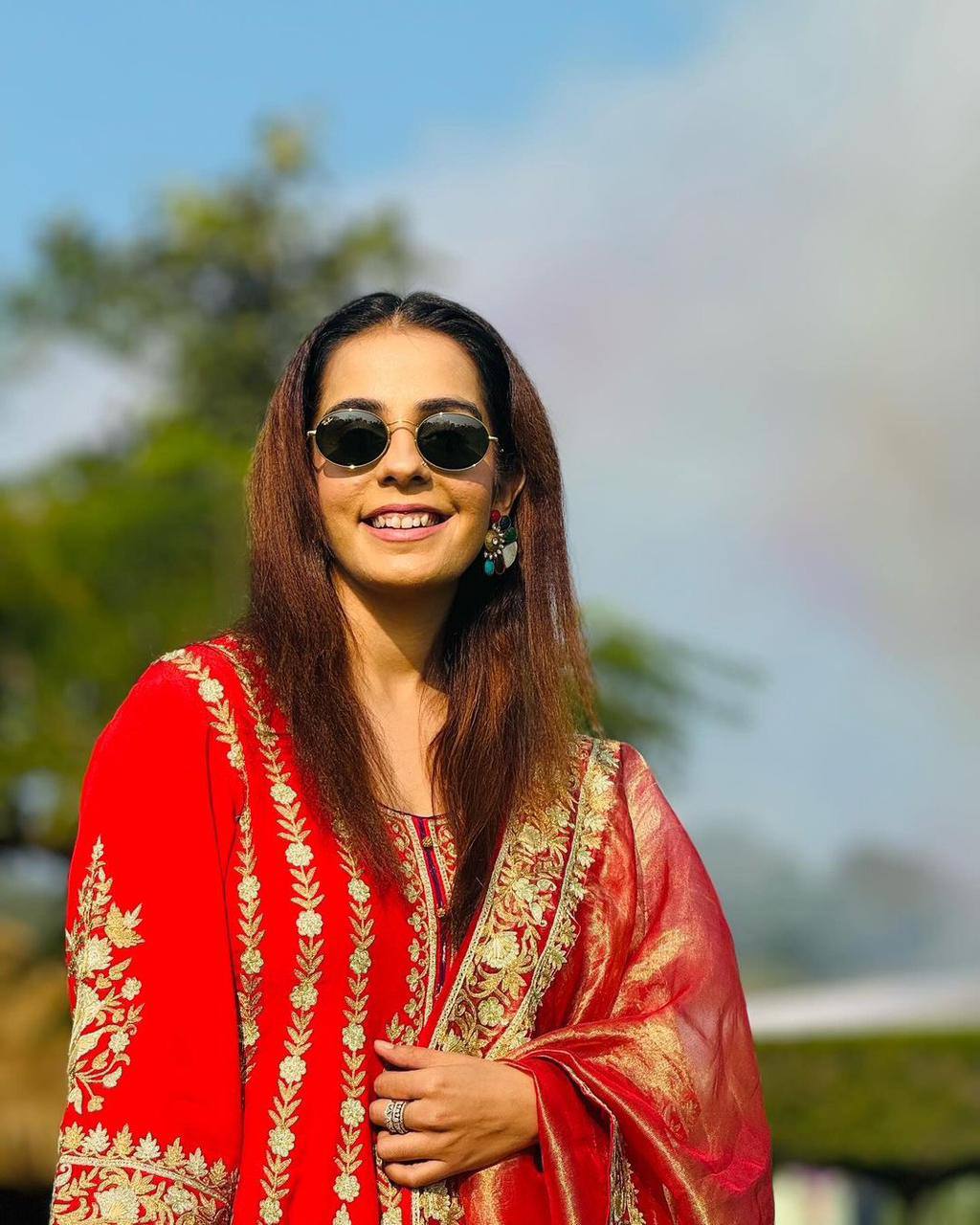 पार्टी वियर लुक डिज़ाइनर टॉप और बॉटम दुपट्टे के साथ