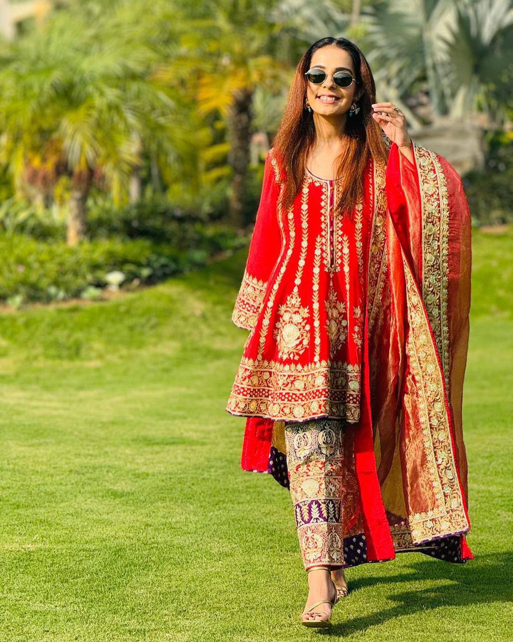 पार्टी वियर लुक डिज़ाइनर टॉप और बॉटम दुपट्टे के साथ