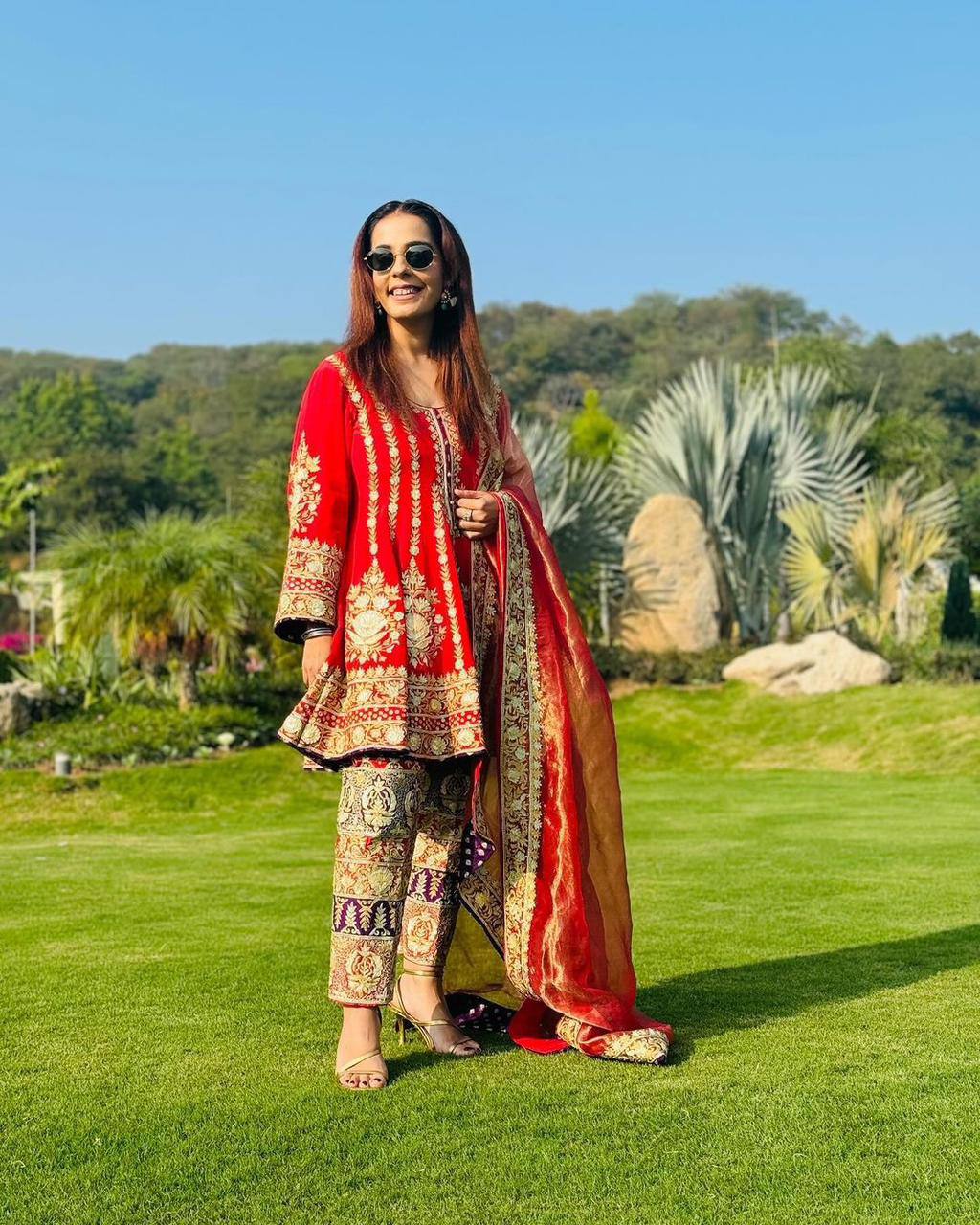 पार्टी वियर लुक डिज़ाइनर टॉप और बॉटम दुपट्टे के साथ