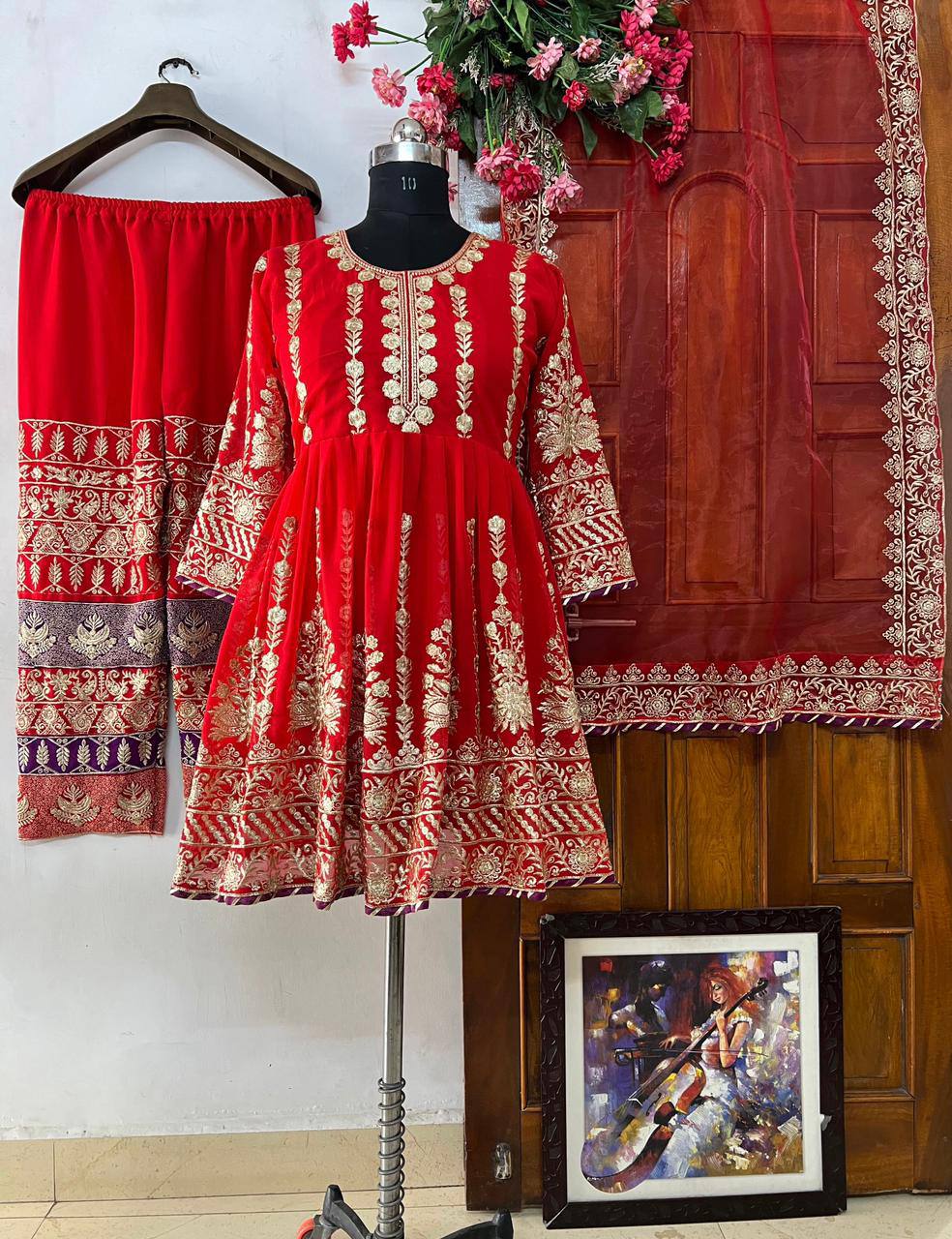 पार्टी वियर लुक डिज़ाइनर टॉप और बॉटम दुपट्टे के साथ