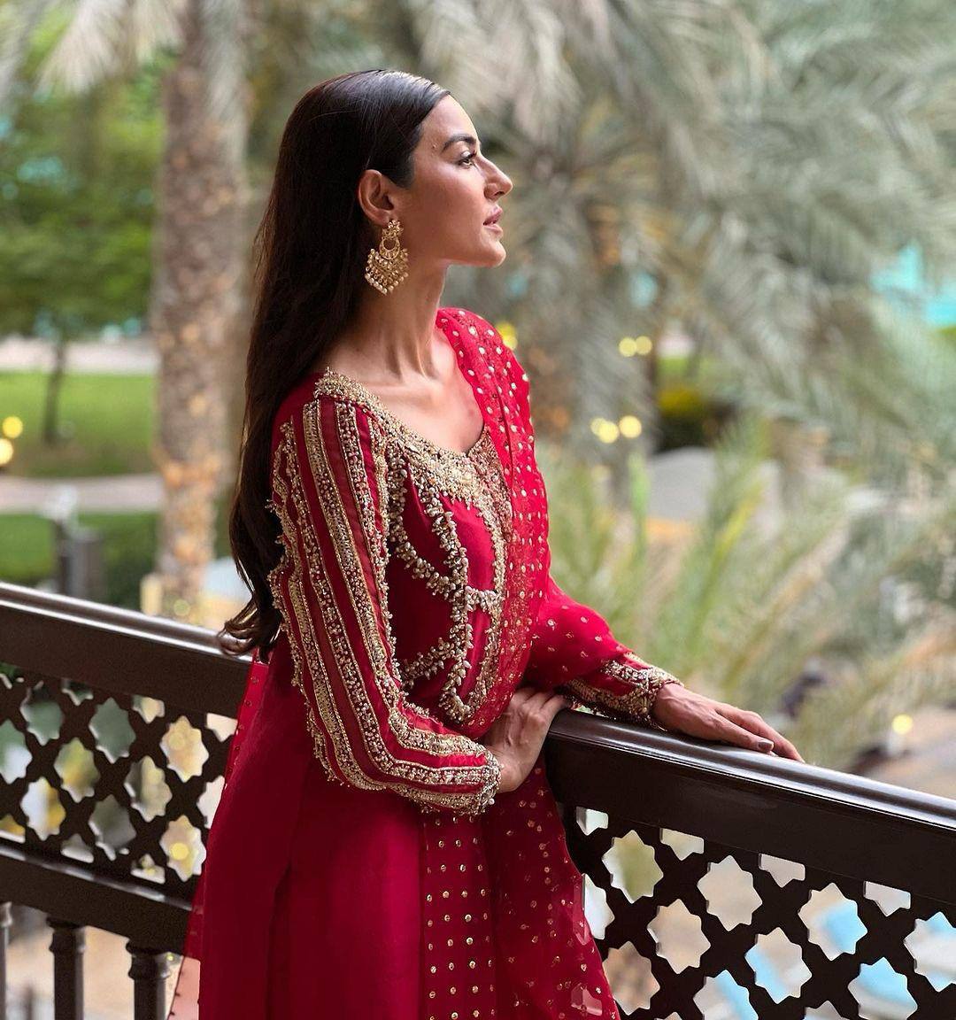 पार्टी वियर लुक डिज़ाइनर टॉप और बॉटम दुपट्टे के साथ