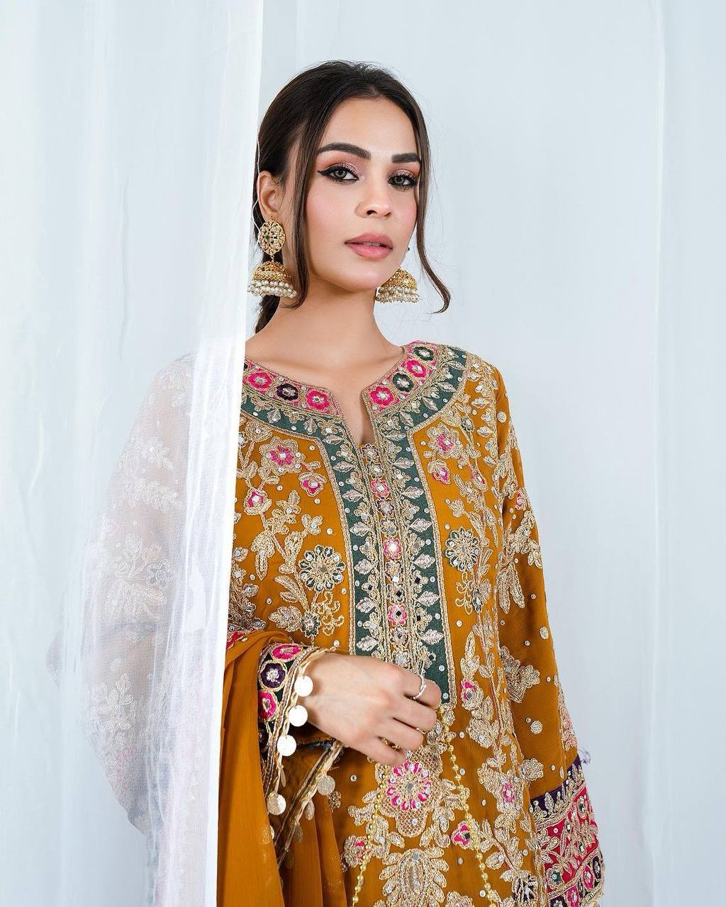 पार्टी वियर लुक डिज़ाइनर टॉप और बॉटम दुपट्टे के साथ