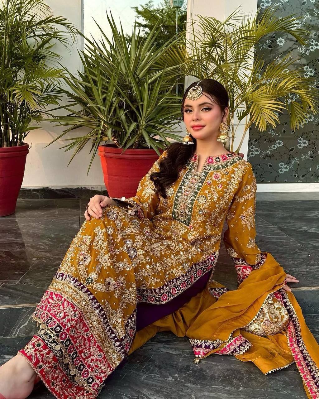 पार्टी वियर लुक डिज़ाइनर टॉप और बॉटम दुपट्टे के साथ