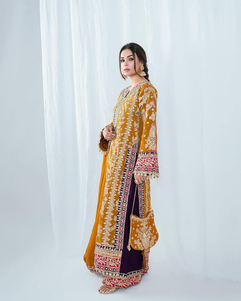 पार्टी वियर लुक डिज़ाइनर टॉप और बॉटम दुपट्टे के साथ