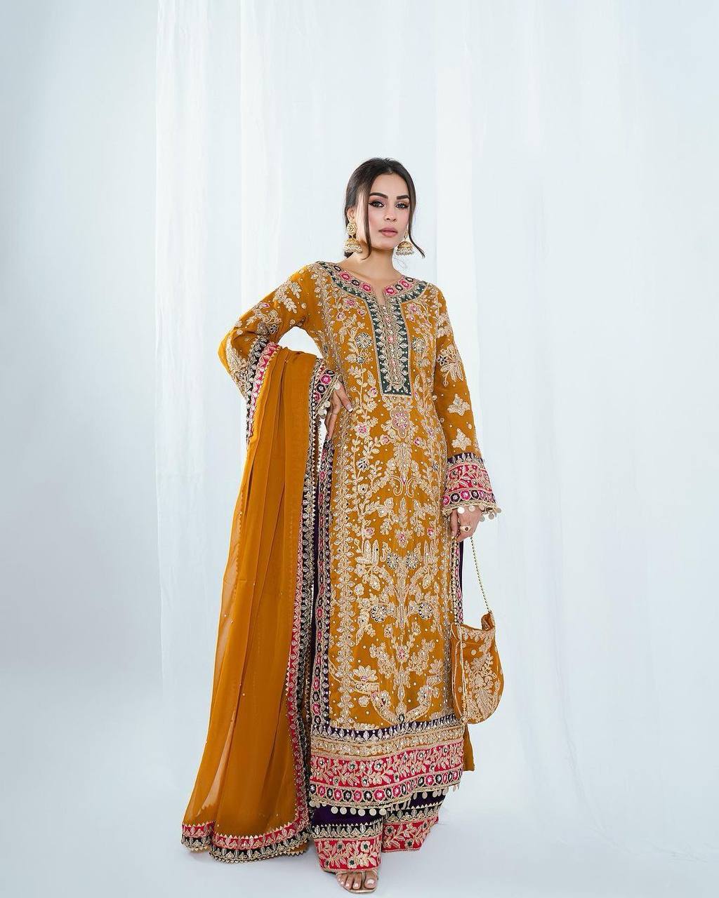 पार्टी वियर लुक डिज़ाइनर टॉप और बॉटम दुपट्टे के साथ