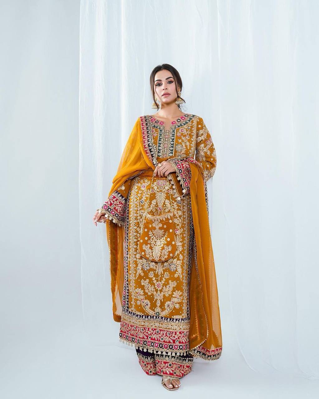 पार्टी वियर लुक डिज़ाइनर टॉप और बॉटम दुपट्टे के साथ