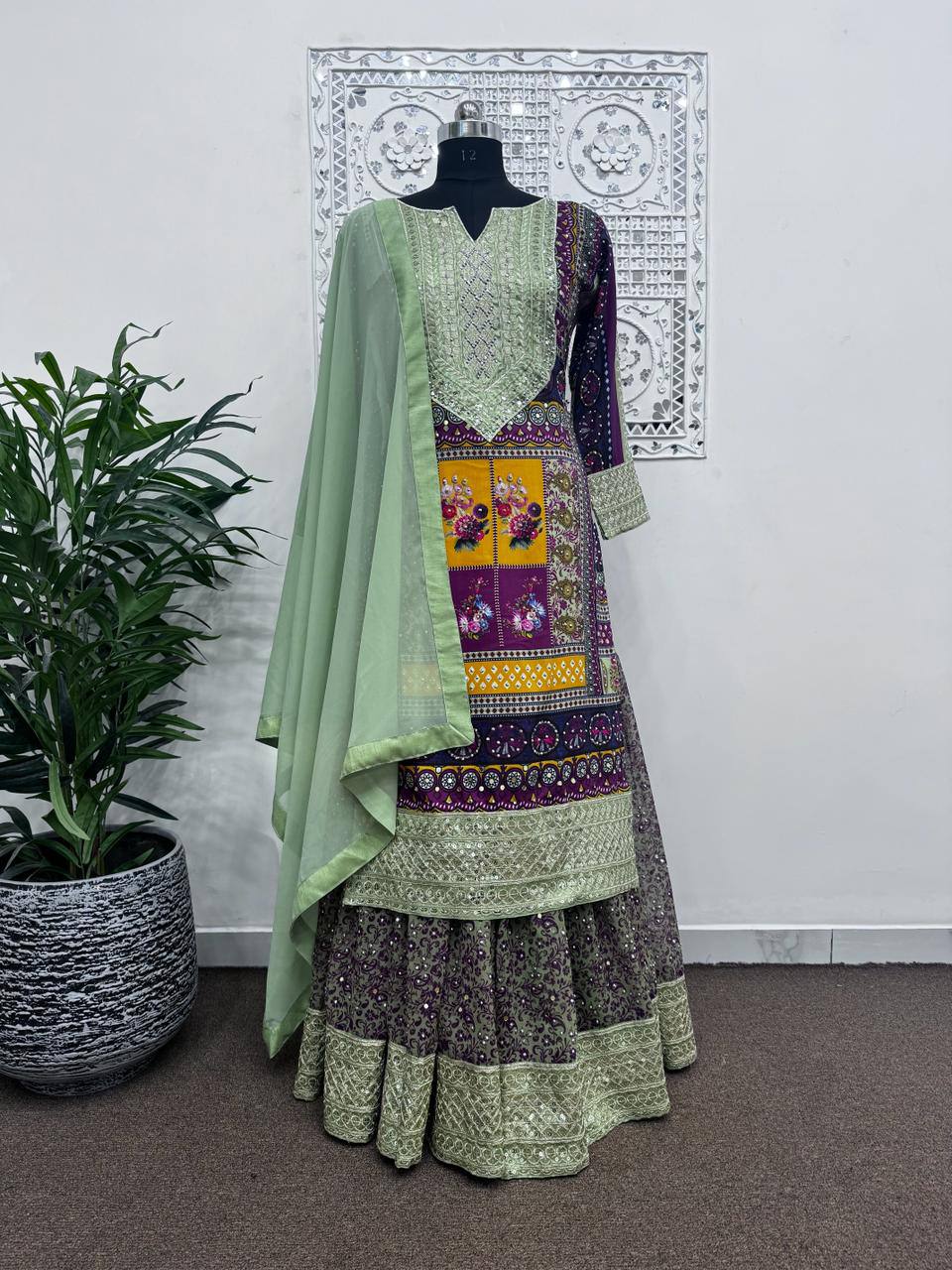 भारी कढ़ाई अनुक्रम कार्य के साथ पार्टी वियर सूट सेट