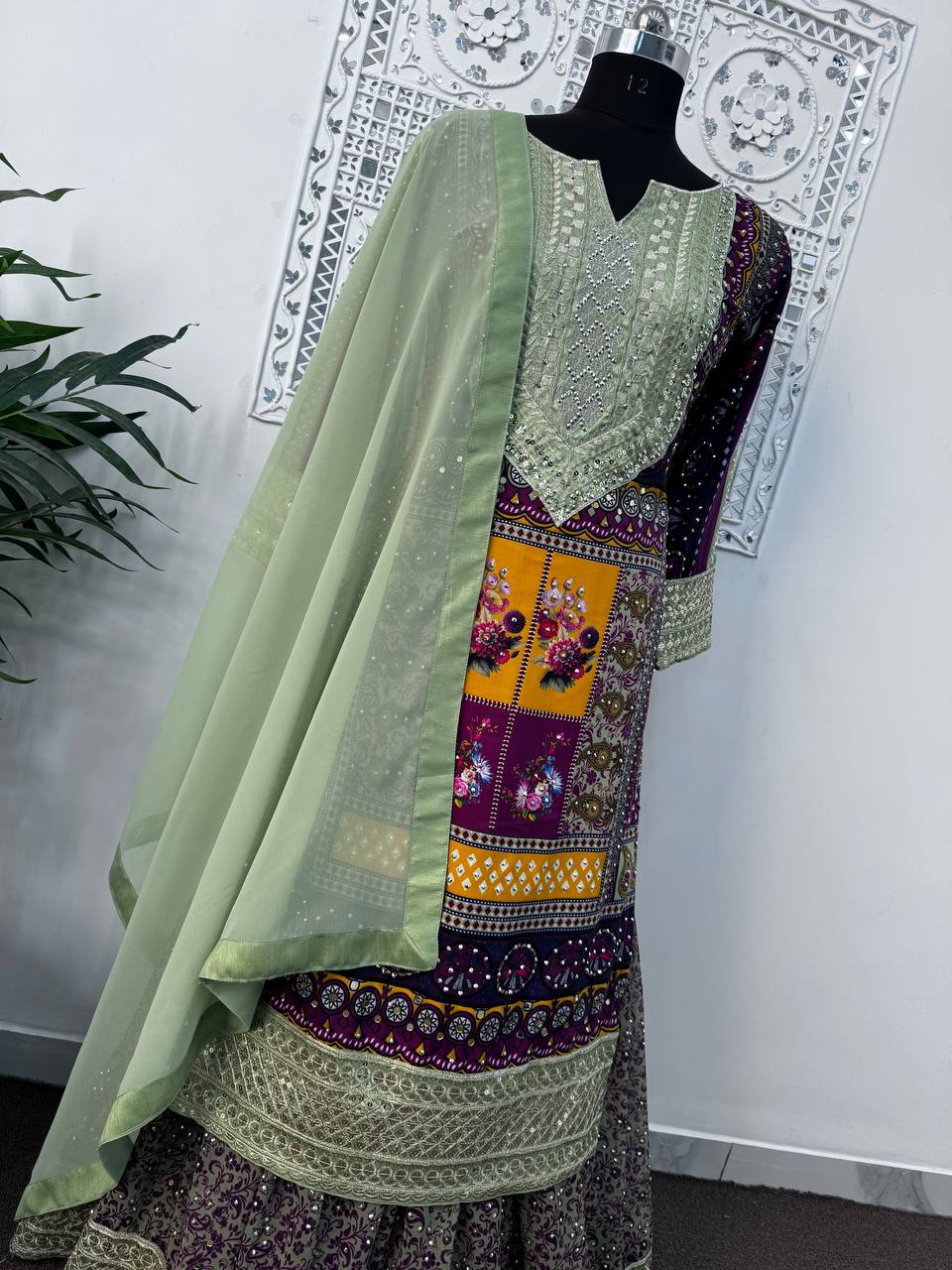 भारी कढ़ाई अनुक्रम कार्य के साथ पार्टी वियर सूट सेट