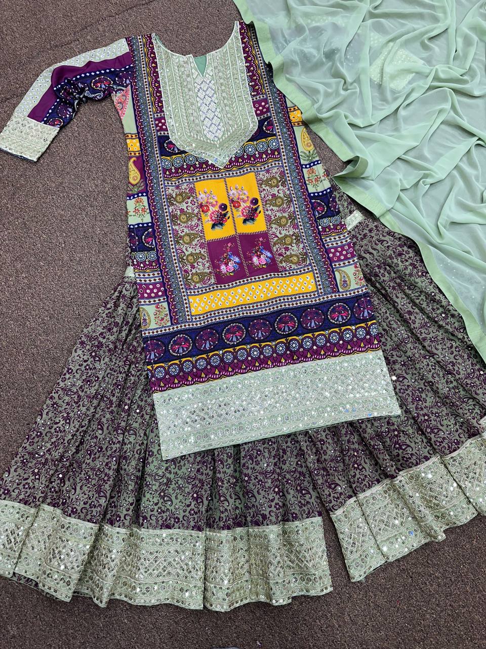 भारी कढ़ाई अनुक्रम कार्य के साथ पार्टी वियर सूट सेट