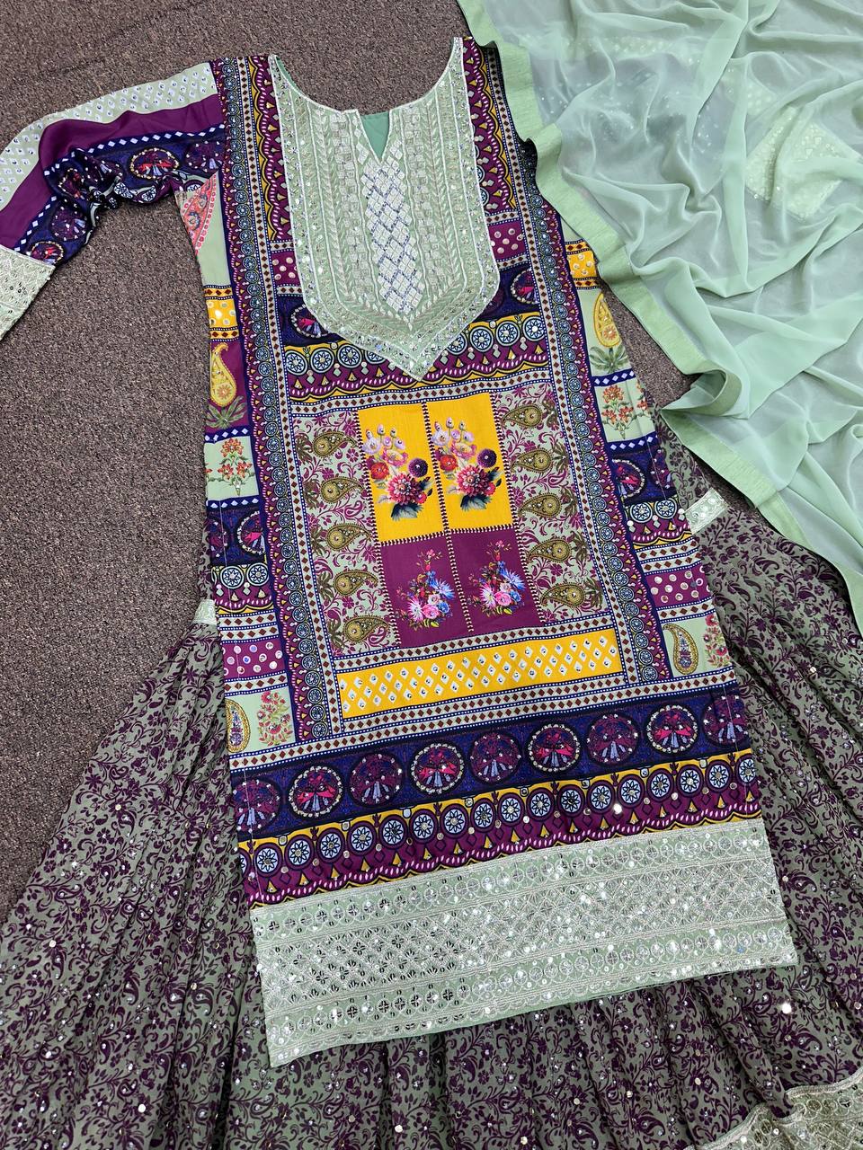 भारी कढ़ाई अनुक्रम कार्य के साथ पार्टी वियर सूट सेट