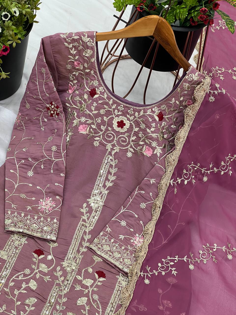 डिज़ाइनर पार्टी वियर टॉप-प्लाज़ो और दुपट्टा भारी कढ़ाई के काम के साथ