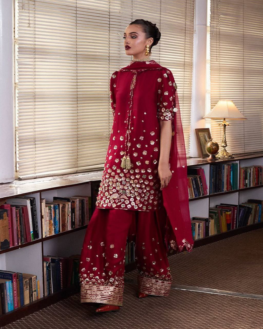 कढ़ाई अनुक्रम कार्य के साथ पार्टी वियर सूट सेट