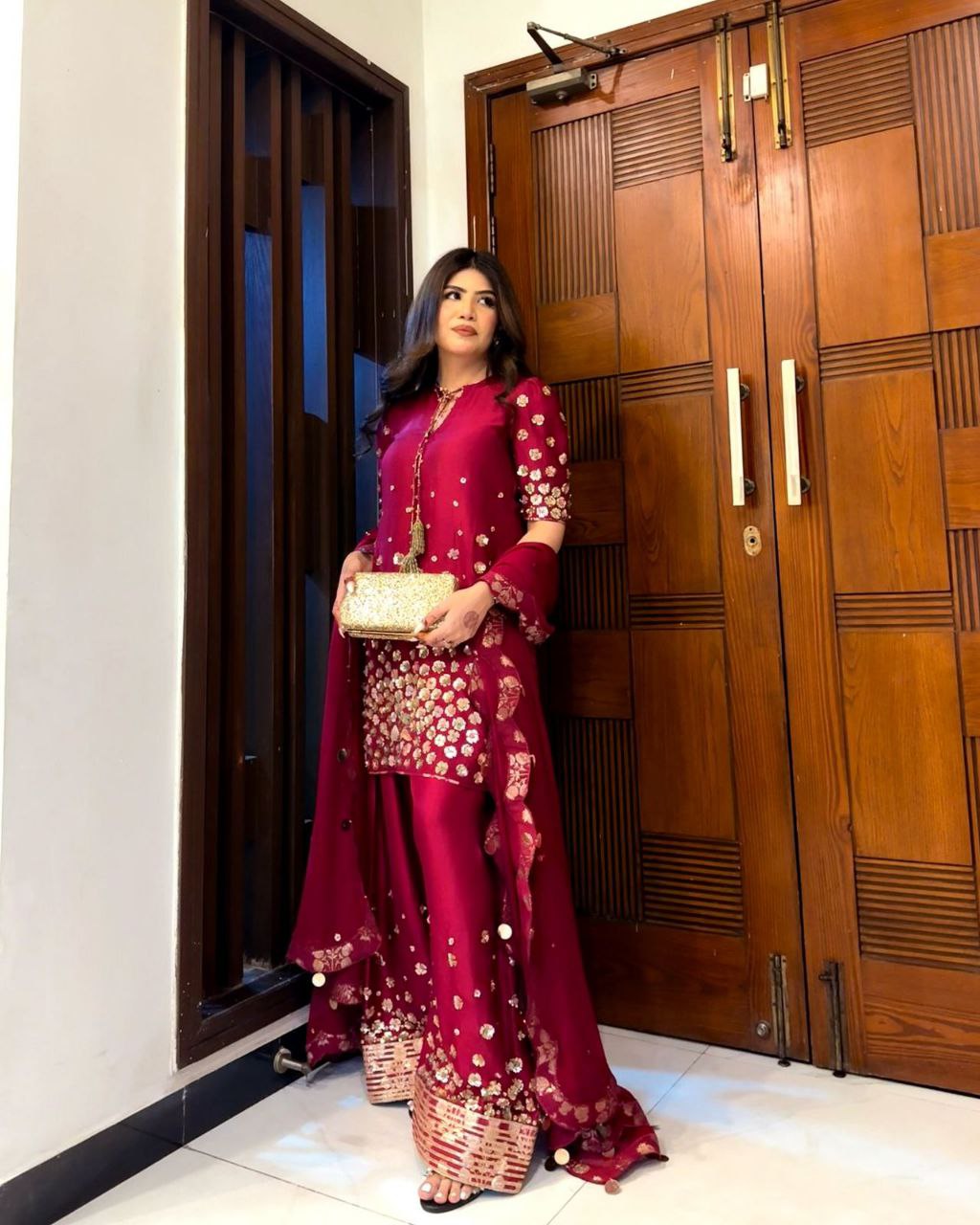 कढ़ाई अनुक्रम कार्य के साथ पार्टी वियर सूट सेट