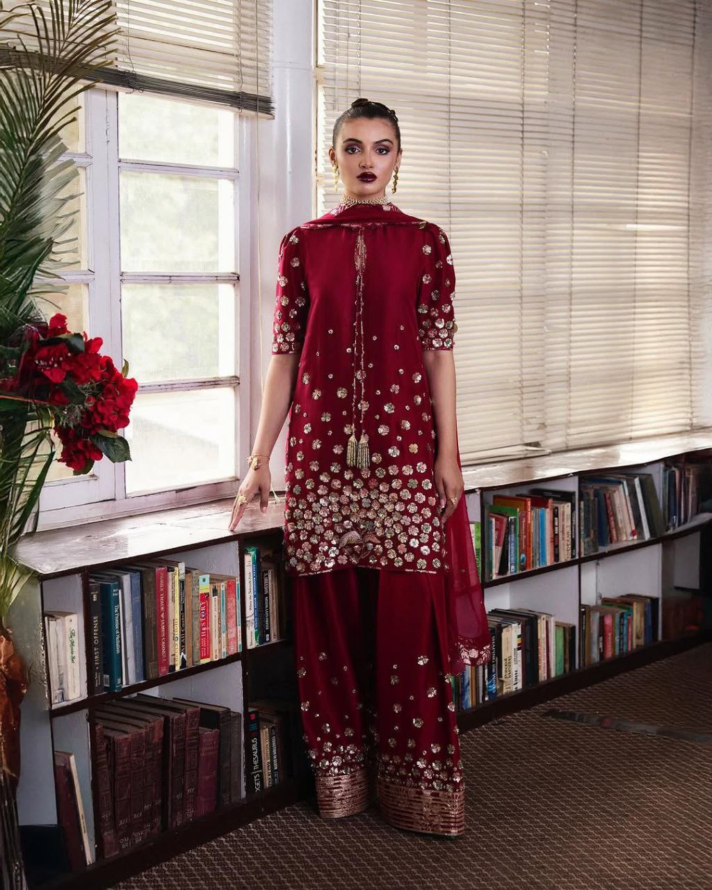 कढ़ाई अनुक्रम कार्य के साथ पार्टी वियर सूट सेट