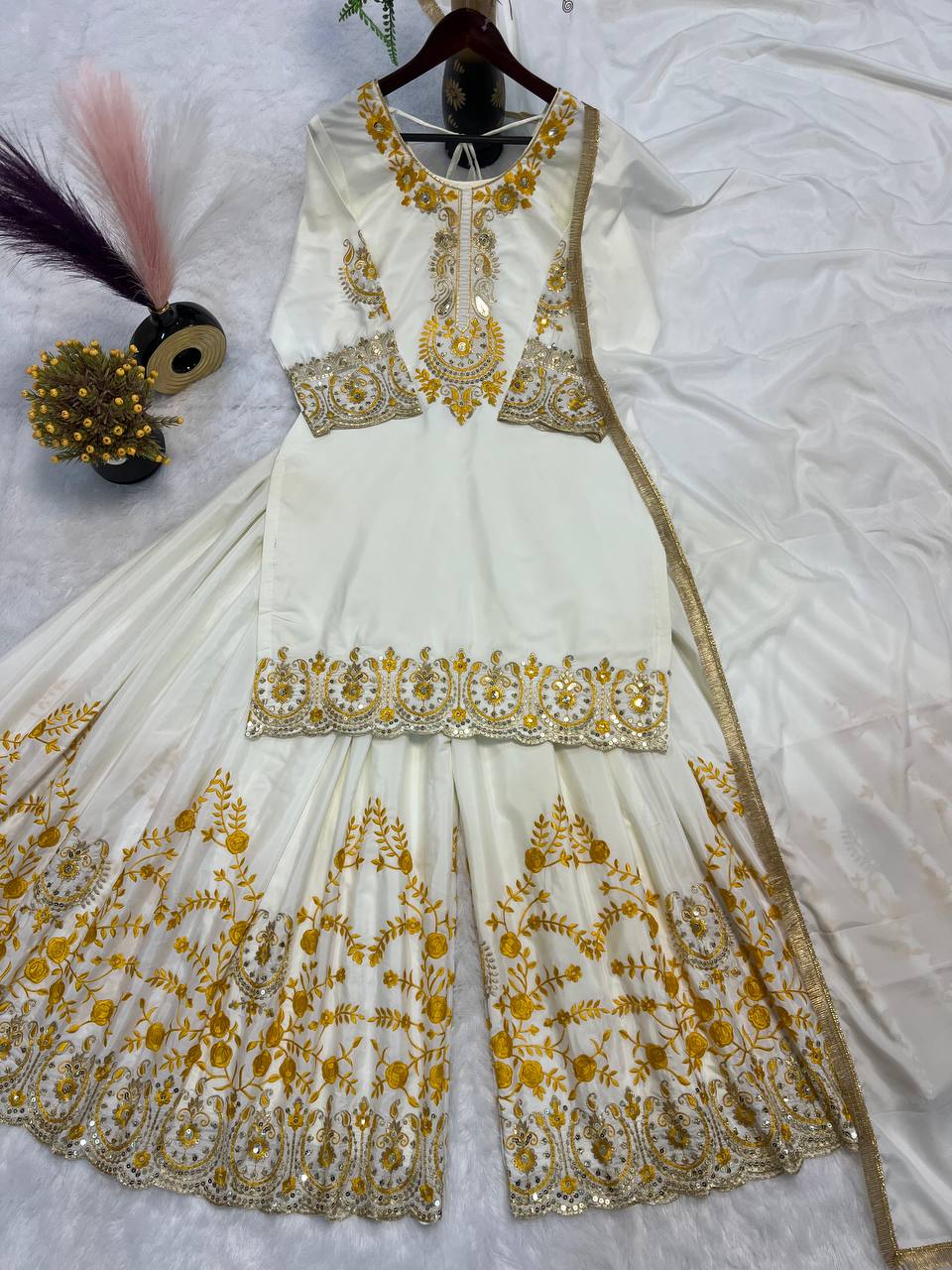 फैंसी बॉर्डर और लेस वर्क के साथ कढ़ाई के काम वाला सुंदर सूट सेट