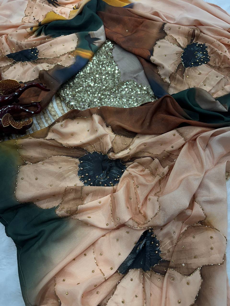 खूबसूरत फ्लोरल प्रिंट और मोतियों की कारीगरी वाली पार्टी वियर साड़ी