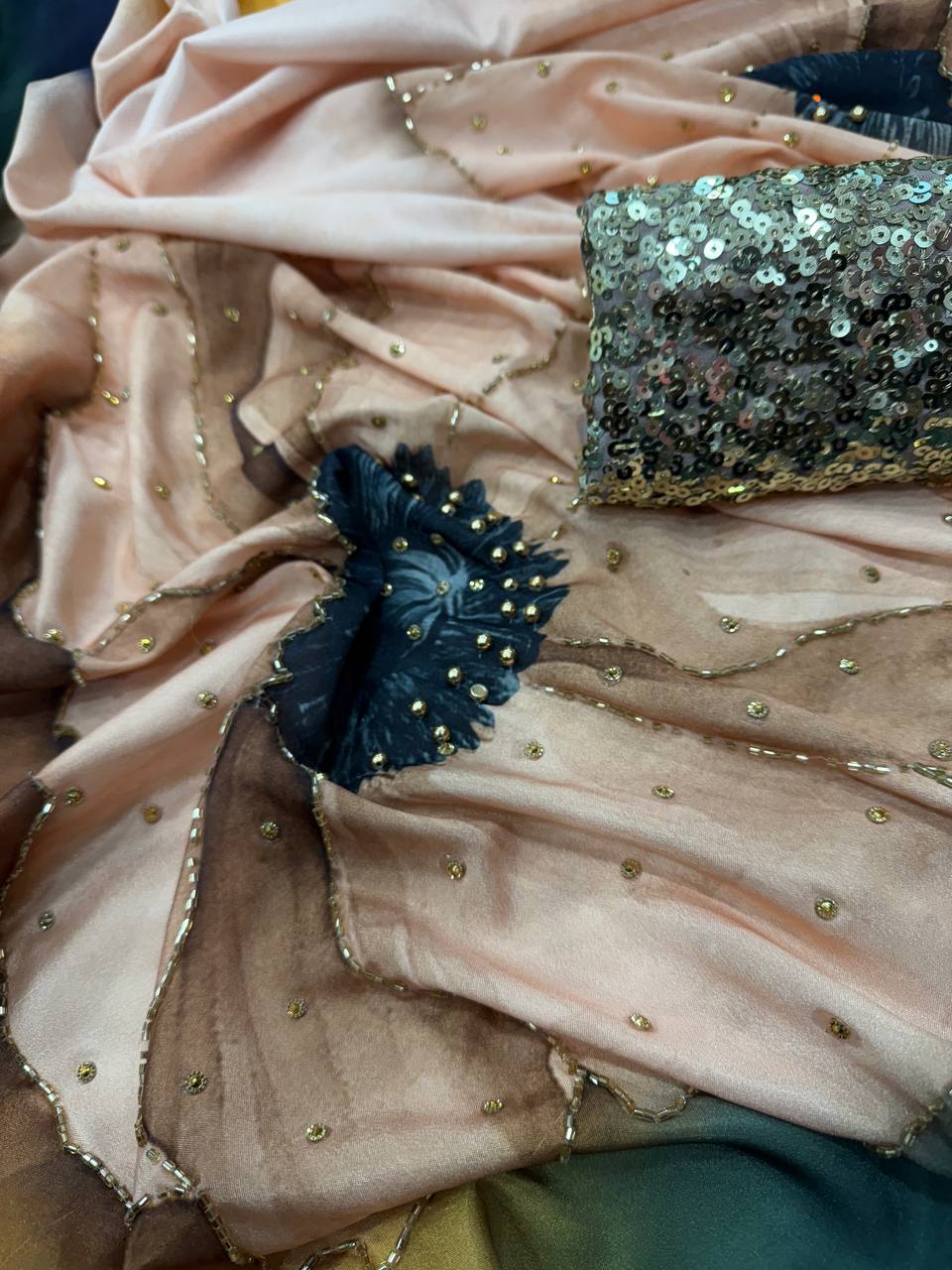 खूबसूरत फ्लोरल प्रिंट और मोतियों की कारीगरी वाली पार्टी वियर साड़ी