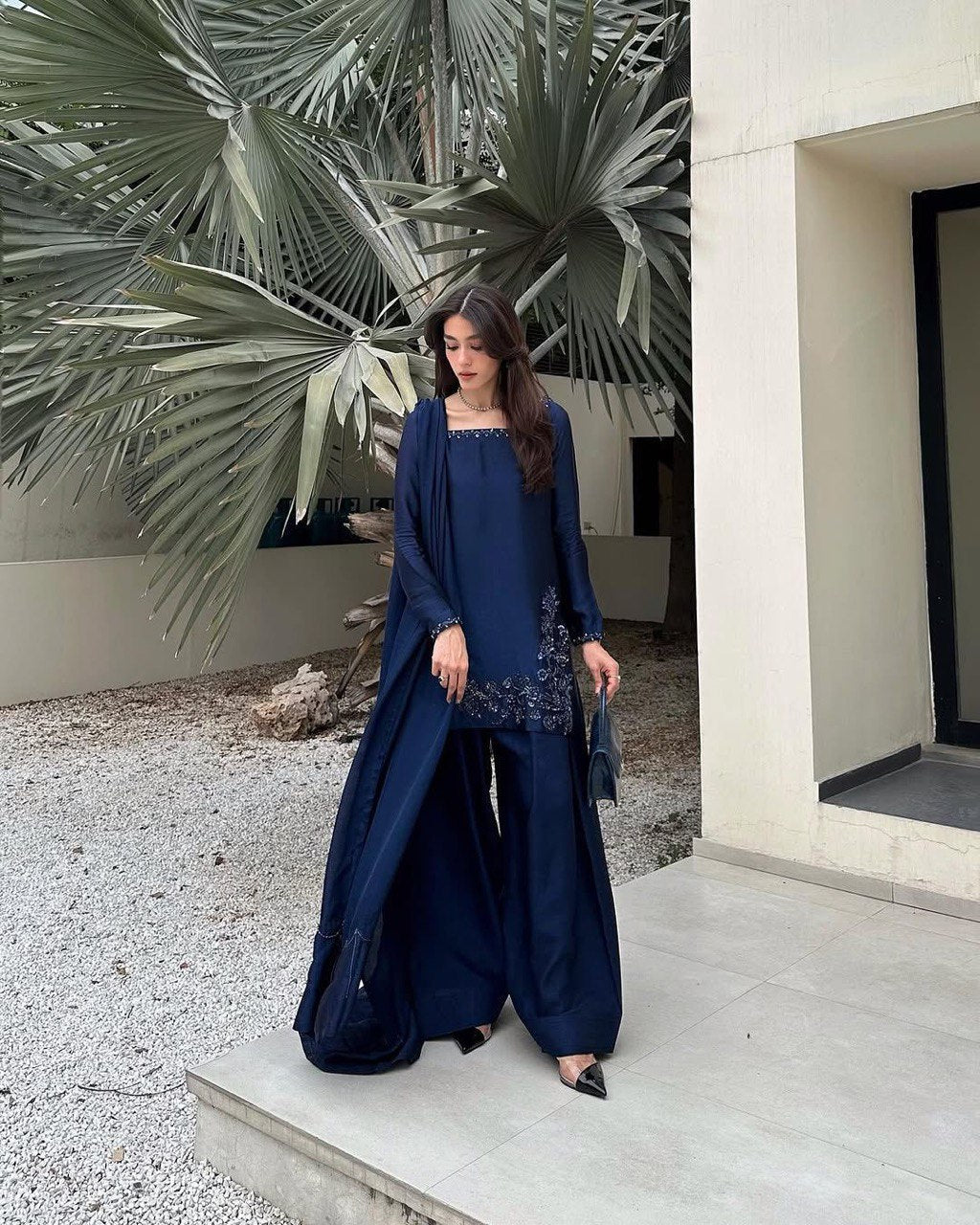 मोती और धागे के काम के साथ मोतियों वाला पार्टी वियर लुक सूट सेट