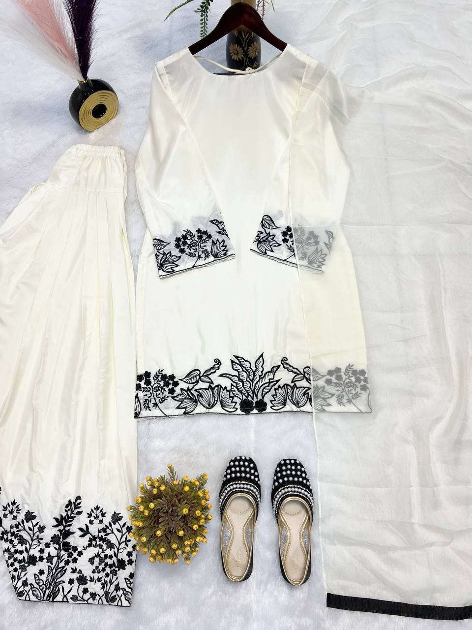 फैंसी लेस बॉर्डर वर्क के साथ डिज़ाइनर पार्टी वियर लुक टॉप और बॉटम