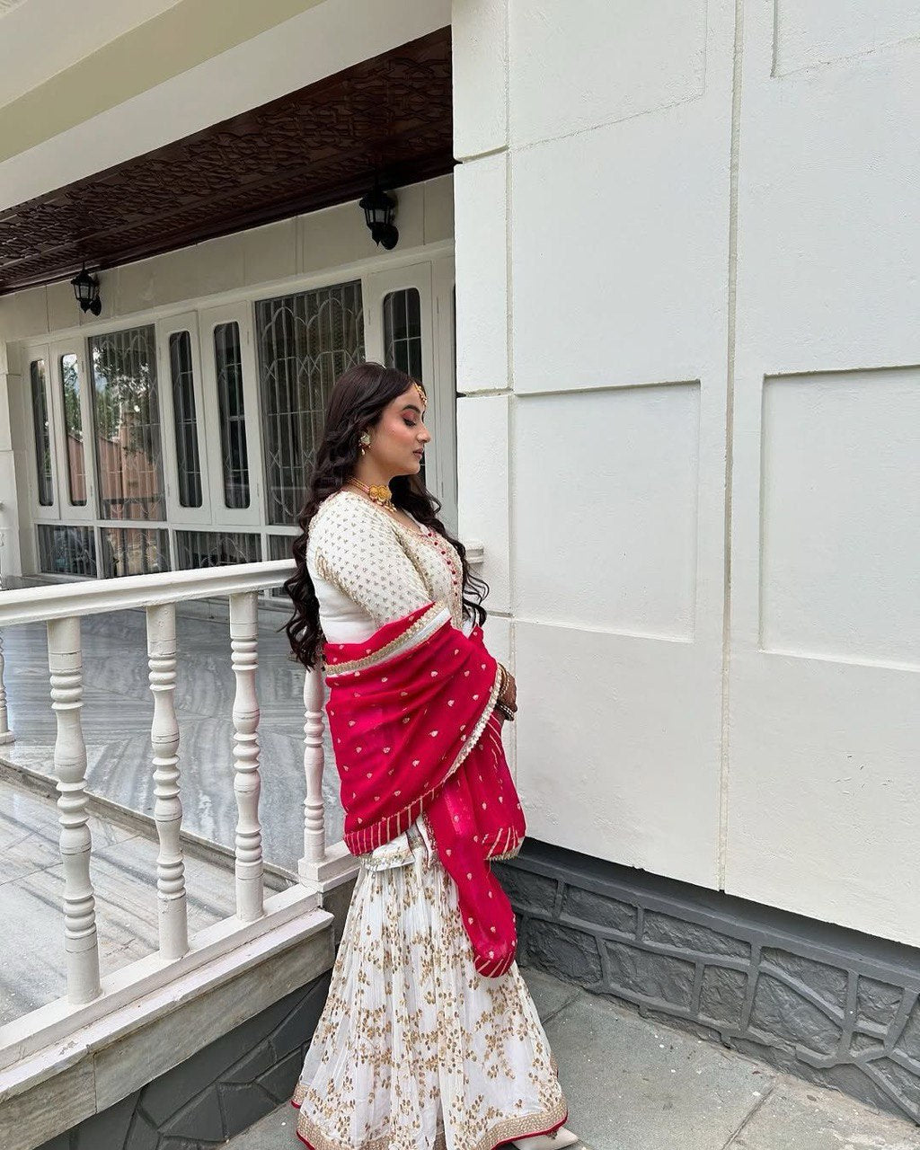 थ्रेड और सीक्वेंस वर्क वाला पार्टी वियर सूट सेट