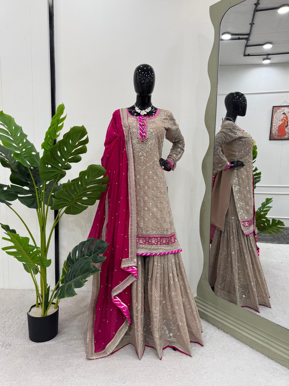 थ्रेड और सीक्वेंस वर्क वाला पार्टी वियर सूट सेट