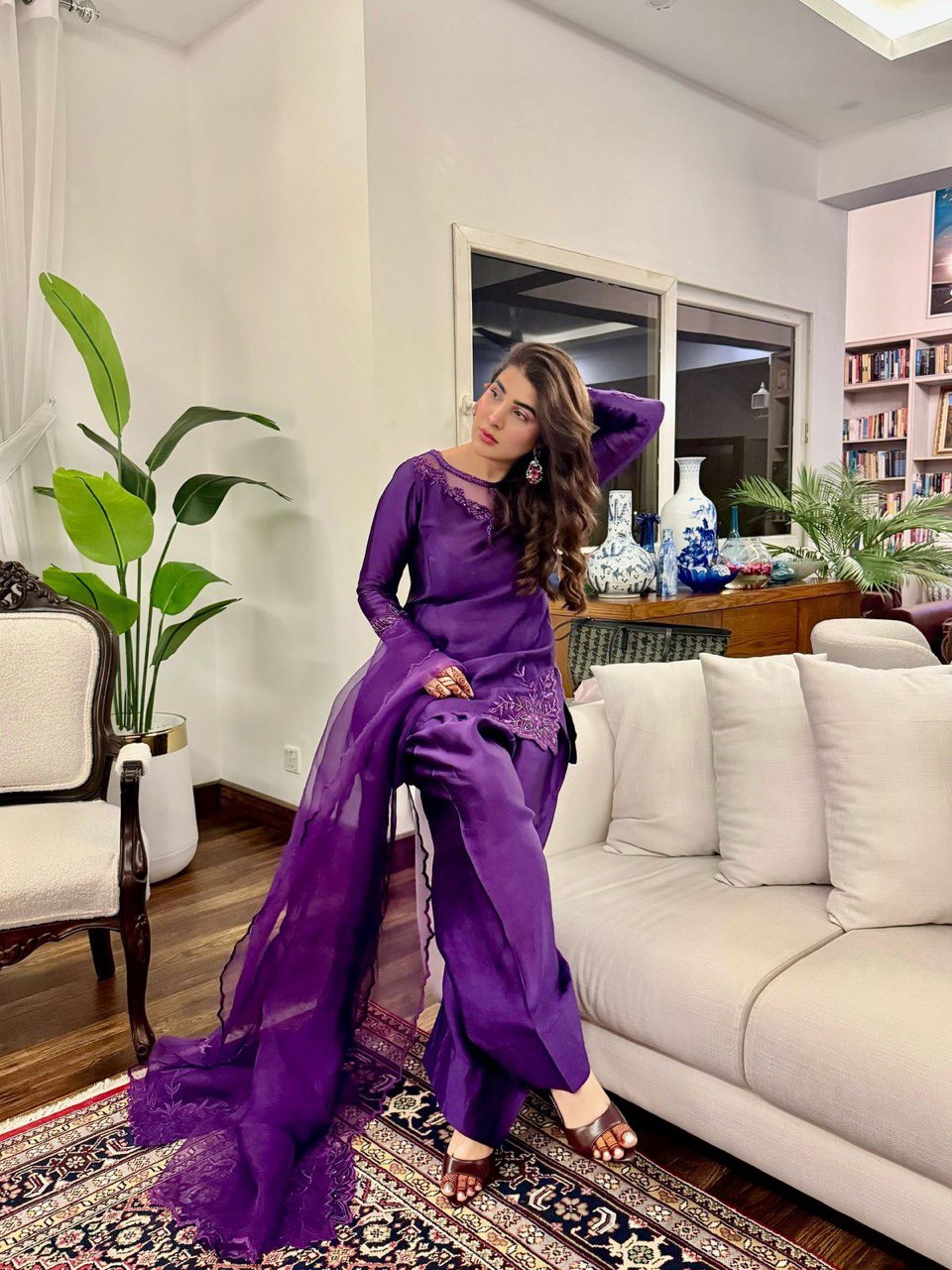 मोतियों और धागे के काम वाला पार्टी वियर डिज़ाइनर सूट सेट