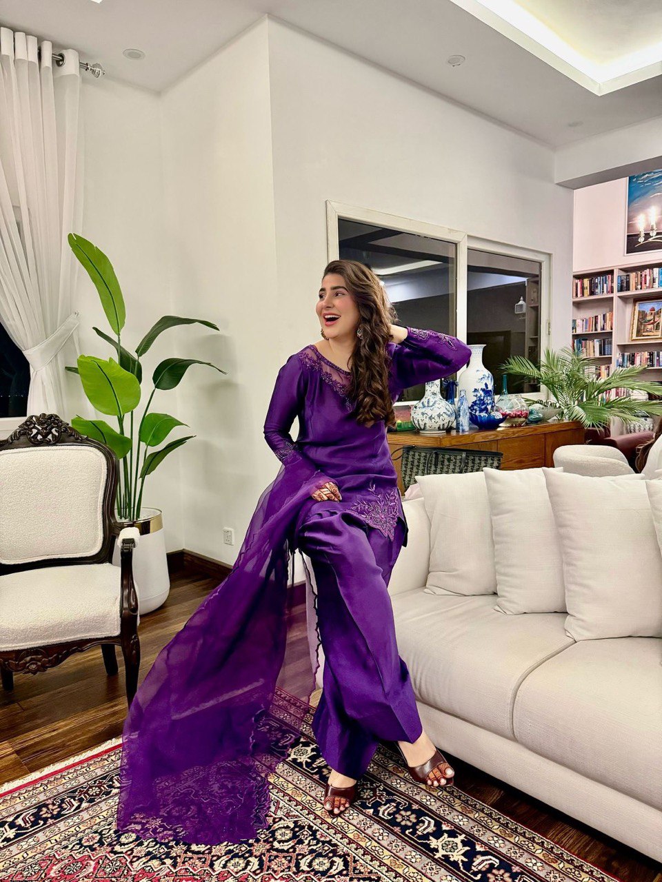 मोतियों और धागे के काम वाला पार्टी वियर डिज़ाइनर सूट सेट